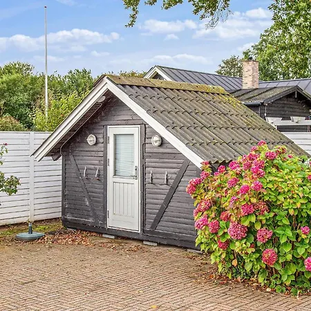 Feriehus Stunning In W/ Wifi And 3 Bedrooms Sjolund
